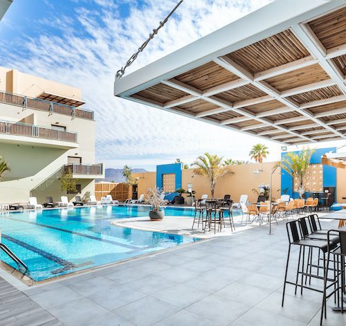 בריכת שחייה מחוממת במלון דירות אלמוגים באילת