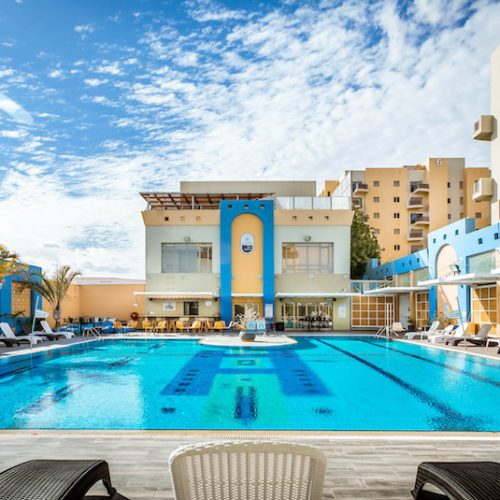 בריכת שחייה